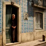 Case di Lisbona con azulejos raccontano storie reali: dettagli e volti dimenticati che scopri solo qui